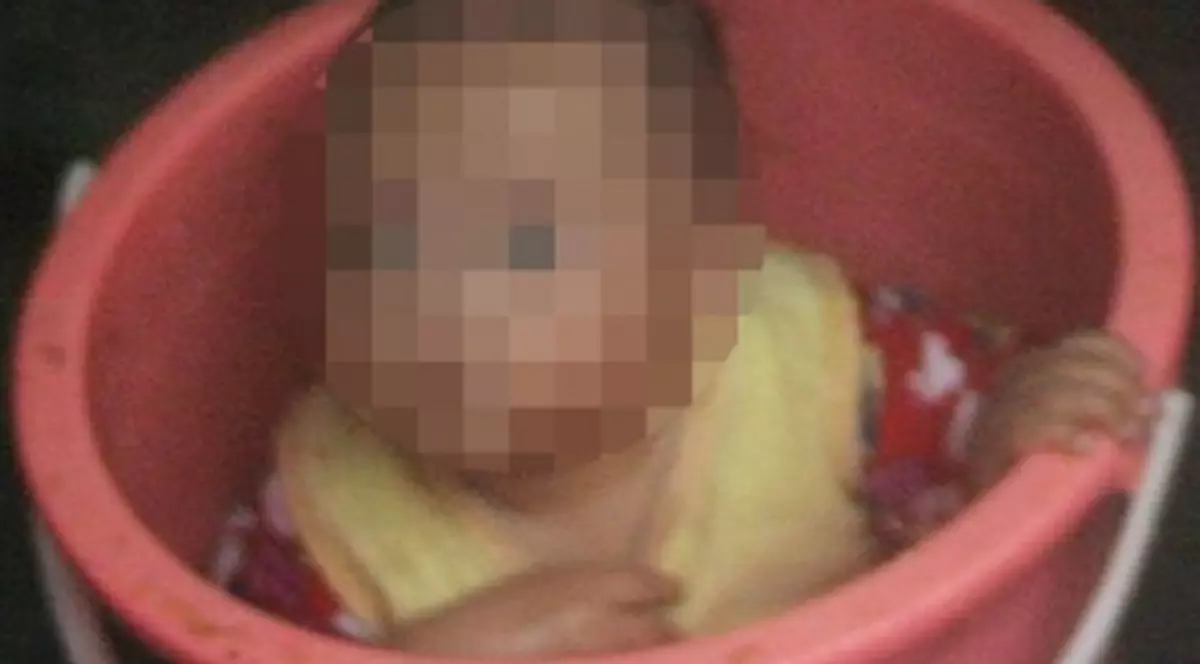 Bebeluş găsit mort într-o găleată