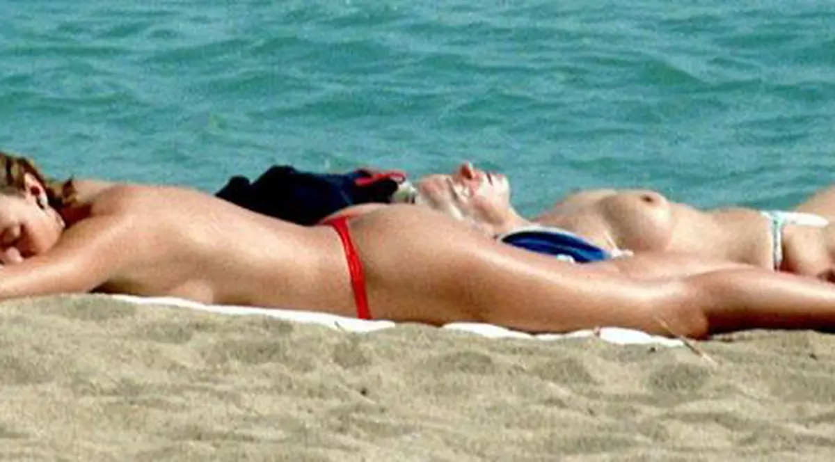 Vrea să interzică topless-ul la plajă