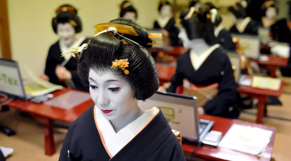 Gheişele sunt hărţuite de turişti 