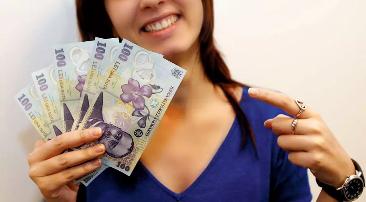 500 de lei. Atât vor lua, în medie, românii ca primă de Crăciun
