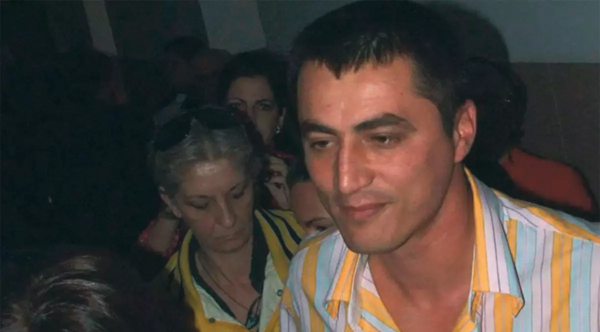 I-a sucit minţile la televizor!