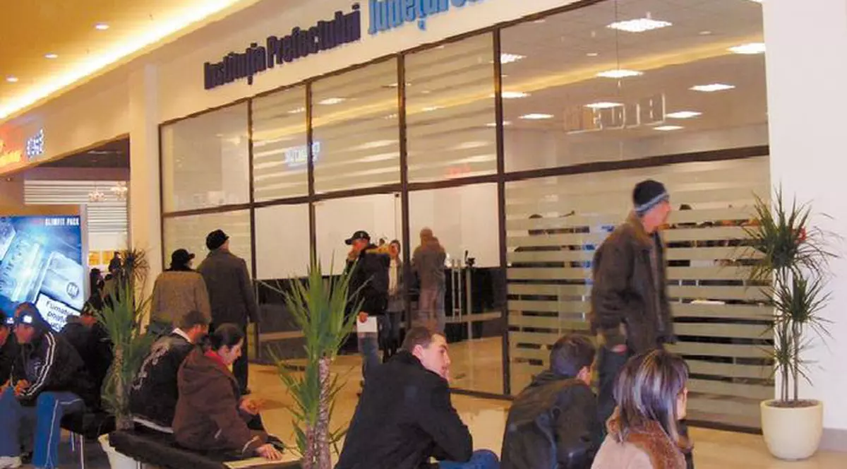 Sucevenii îşi iau permisele auto din mall