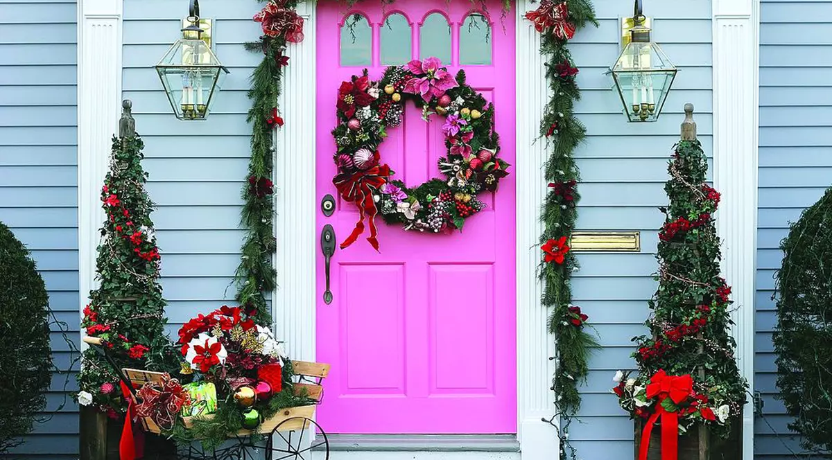 Nu uitaţi de coroniţa din brad natural de pe uşă