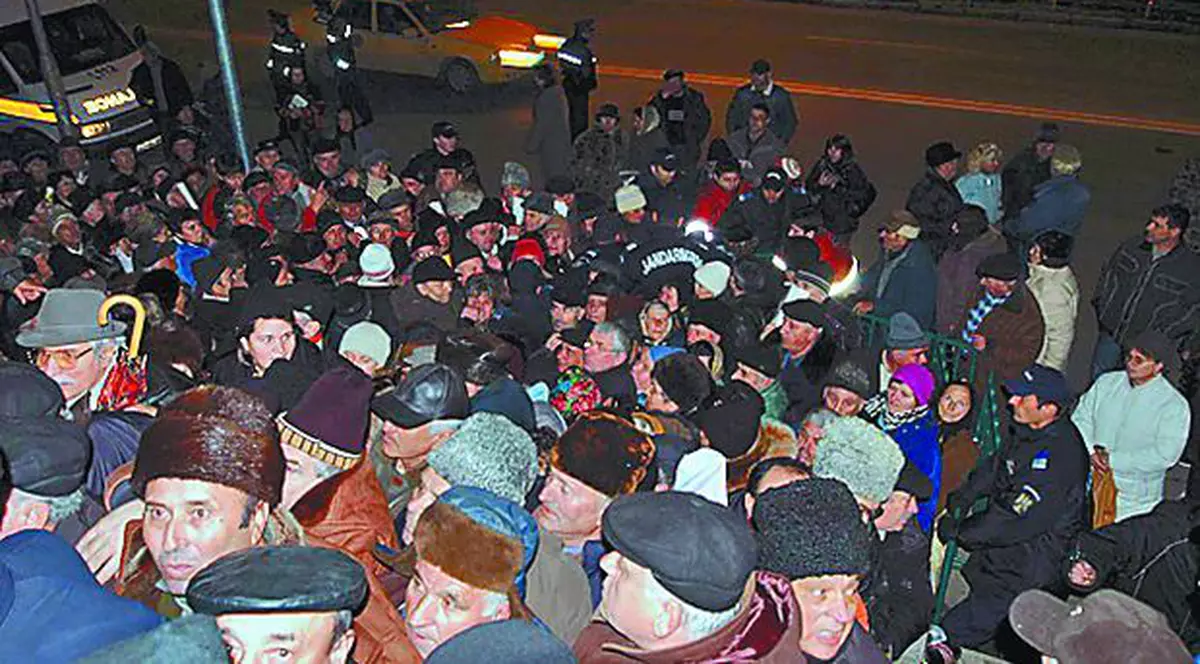 Cozi imense pentru bilete de tratament