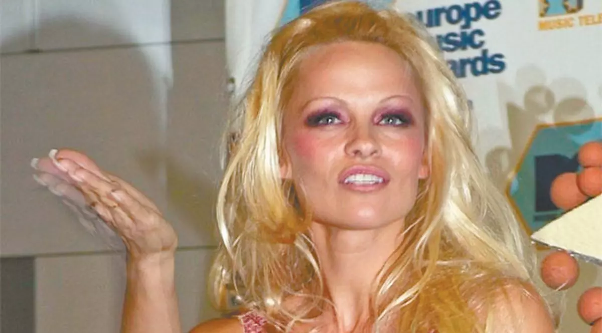 A schimbat trei bărbaţi într-o noapte