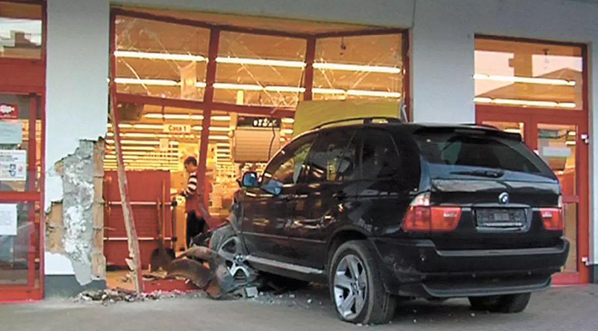 Şi-a parcat BMW-ul în vitrină apoi a dispărut!