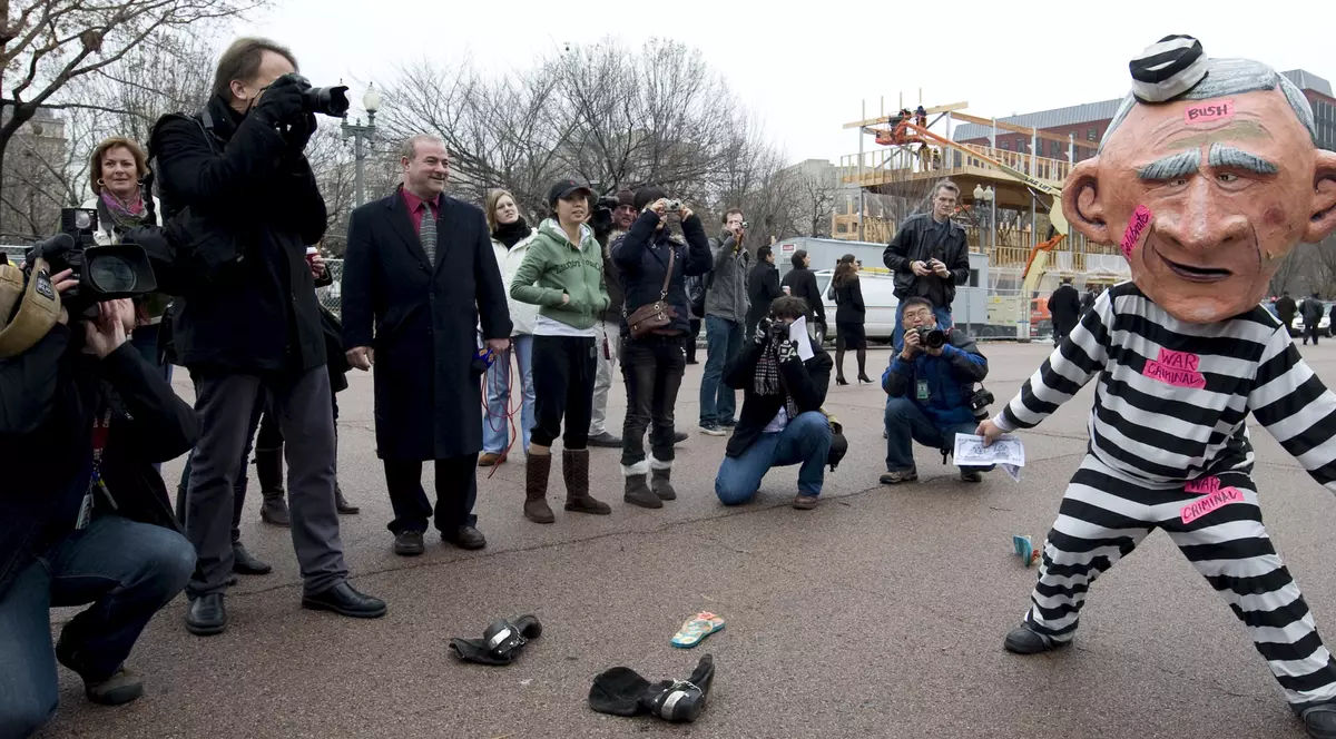Dau cu pantofi în Bush, în faţa Casei Albe!