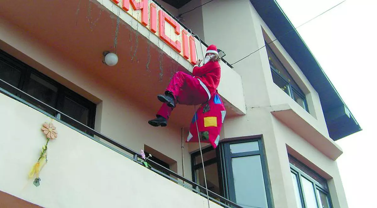 Atenţie copii! Moşul intră pe geam