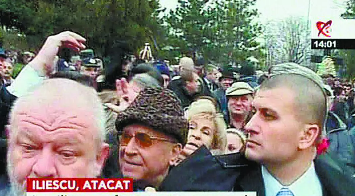 Iliescu, atacat cu monede de revoluţionari