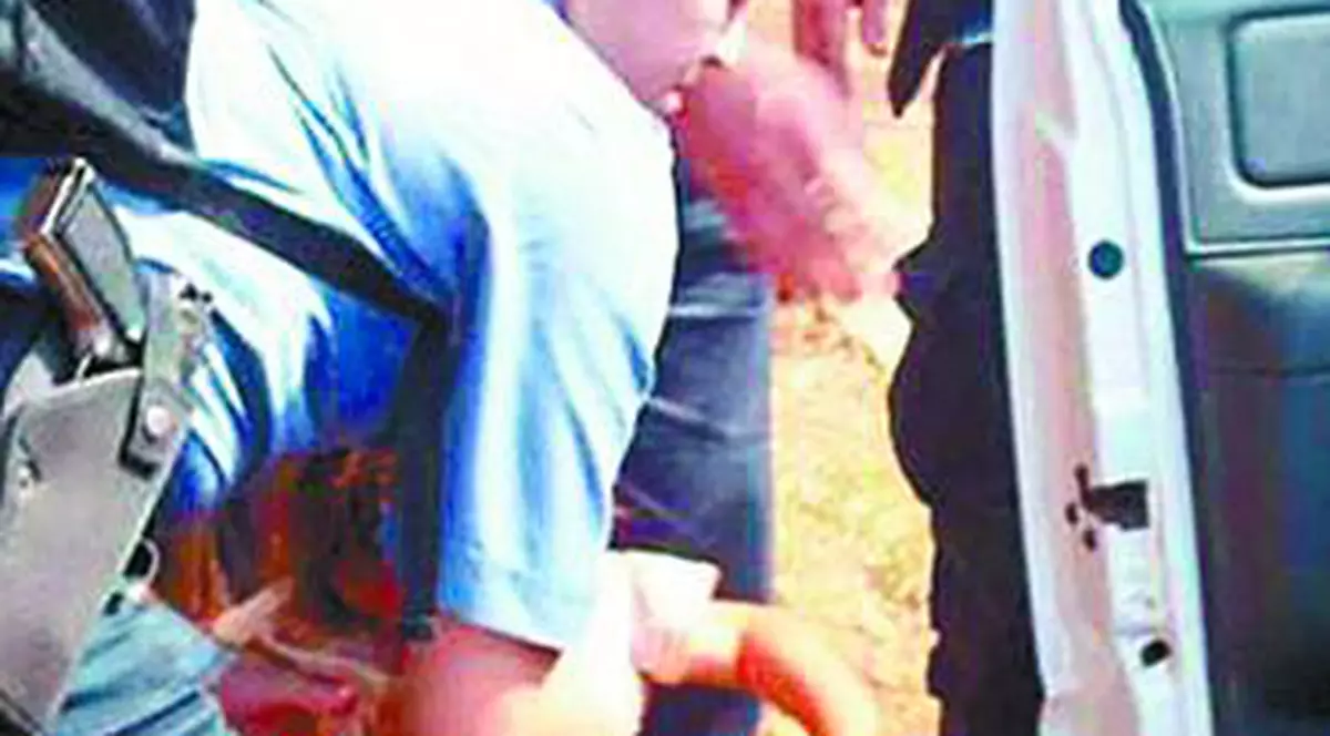 Un băieţel de un an, din Argentina, hrănit de pisici