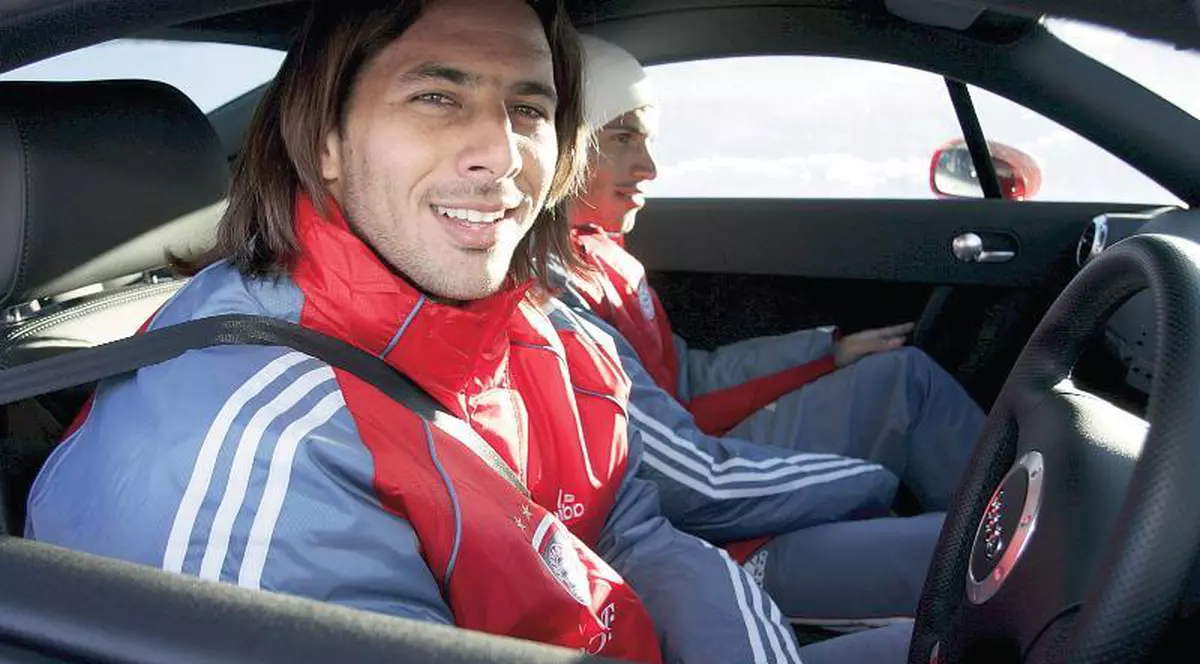 Atenţie! Fotbalişti la volan