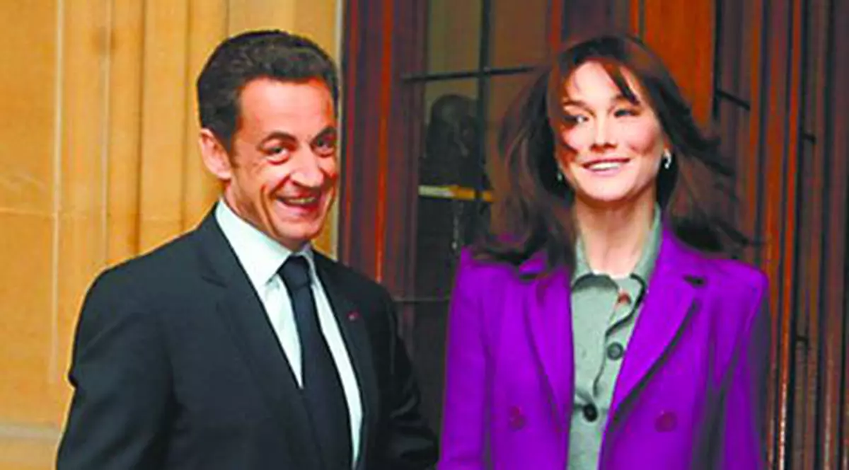 Carla nu-l pupă pe Nicolas Sarkozy după ce fumează