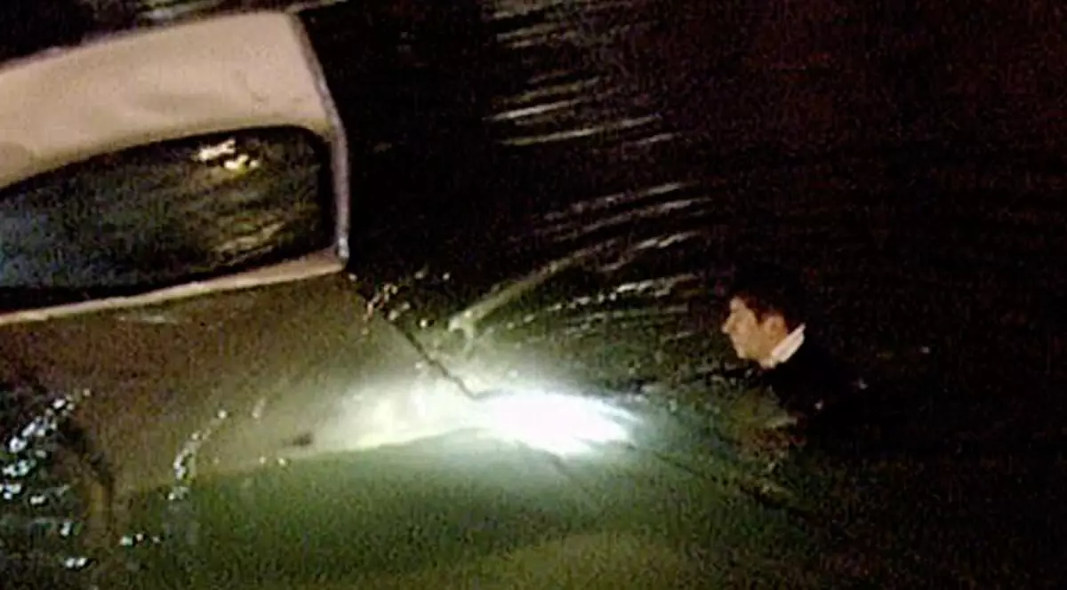 Au plonjat cu maşina în Dâmboviţa