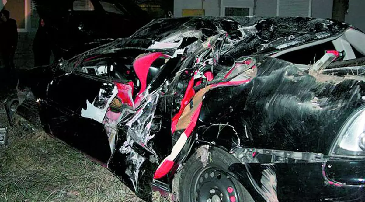 Un vitezoman a culcat la pământ stâlpul electric