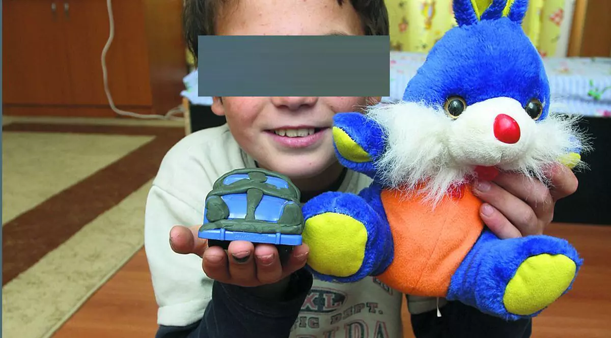 Puştiul asasin a primit în dar cârnaţi şi jucării