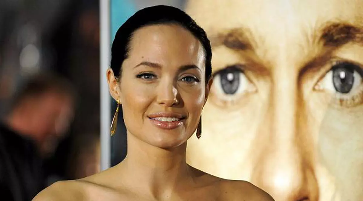 Angelina Jolie nu are voie să mai facă un copil