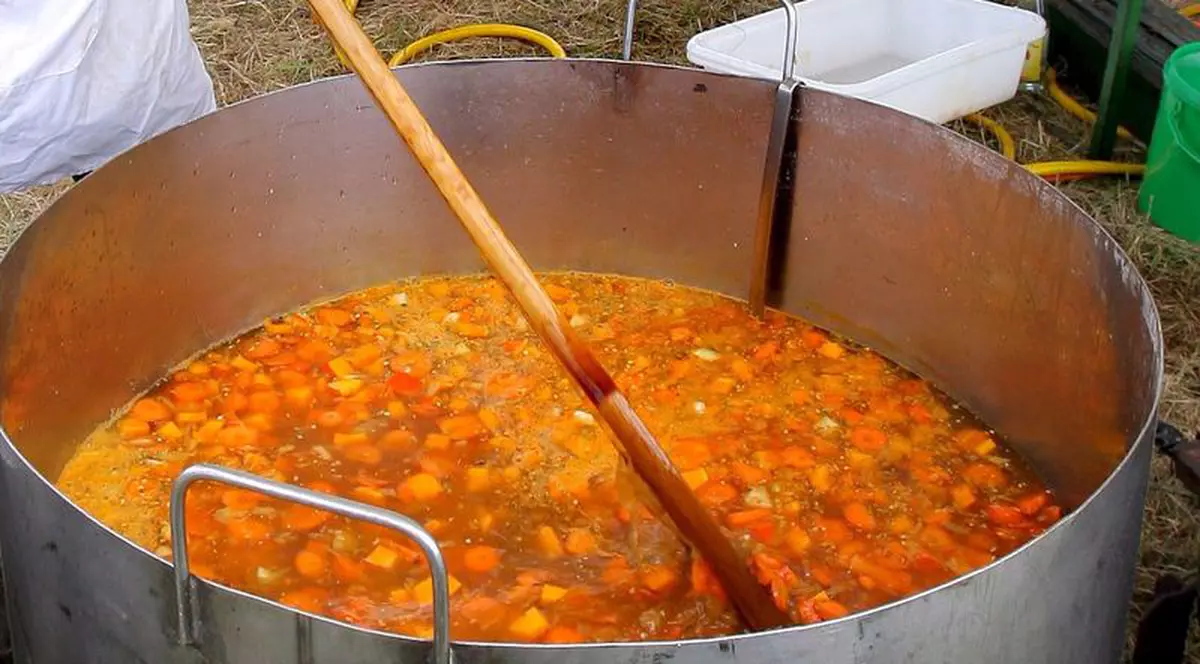 Un copil de 2 ani a căzut în ceaunul cu ciorbă clocotită