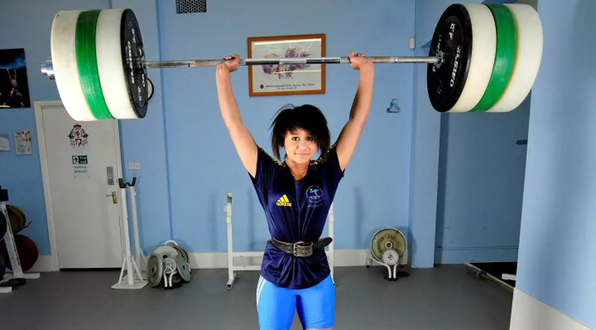 O fetiţă de 14 ani mai degrabă firavă, poate ridica 95 de kilograme