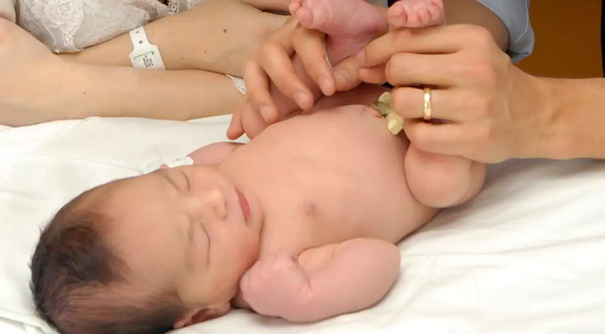 Internată pentru calculi renali, a născut un băieţel