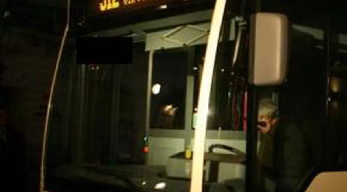Lovită de maşină şi de autobuz pe trecerea de pietoni
