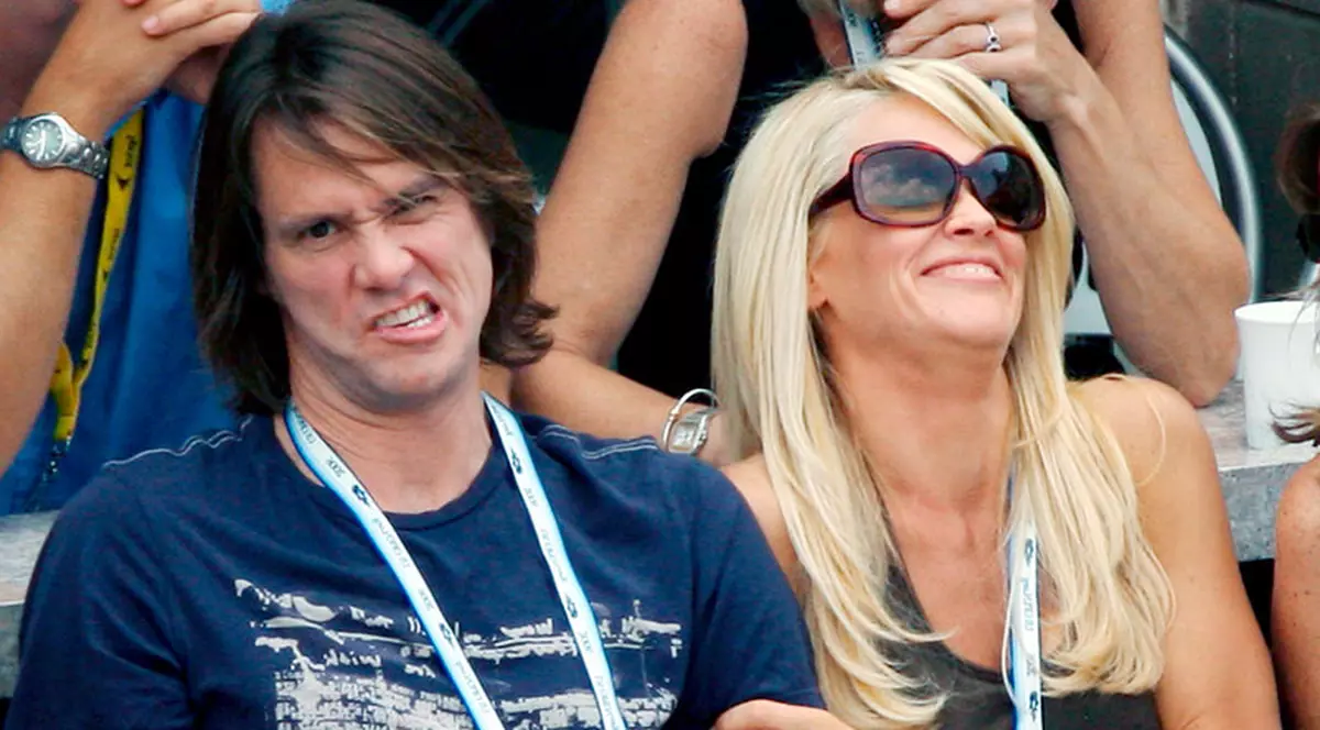 Jim Carrey îşi amuză iubita cu dansuri erotice prin webcam