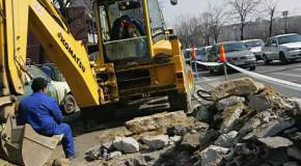 Muncitorul prins sub malul de pământ a murit