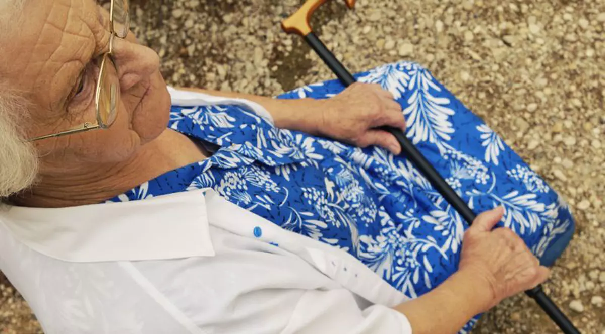 La 77 de ani, nimic nu poate s-o oprească din drumul spre coafor