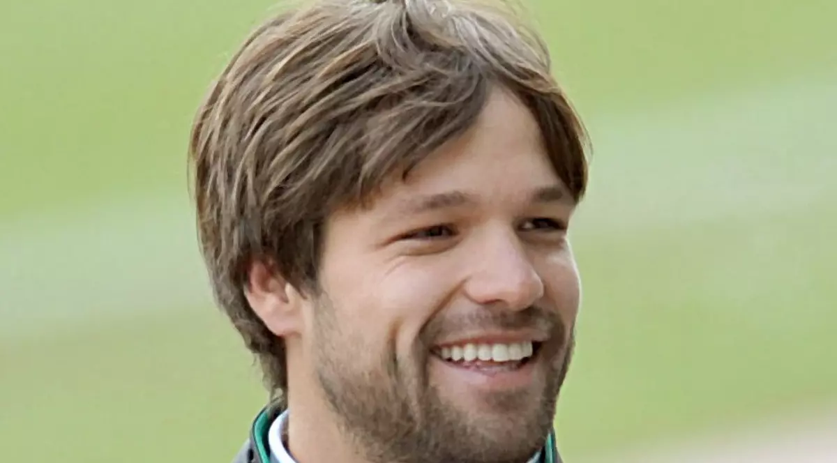 Chelnerul e de vină că l-au prins beat turtă!