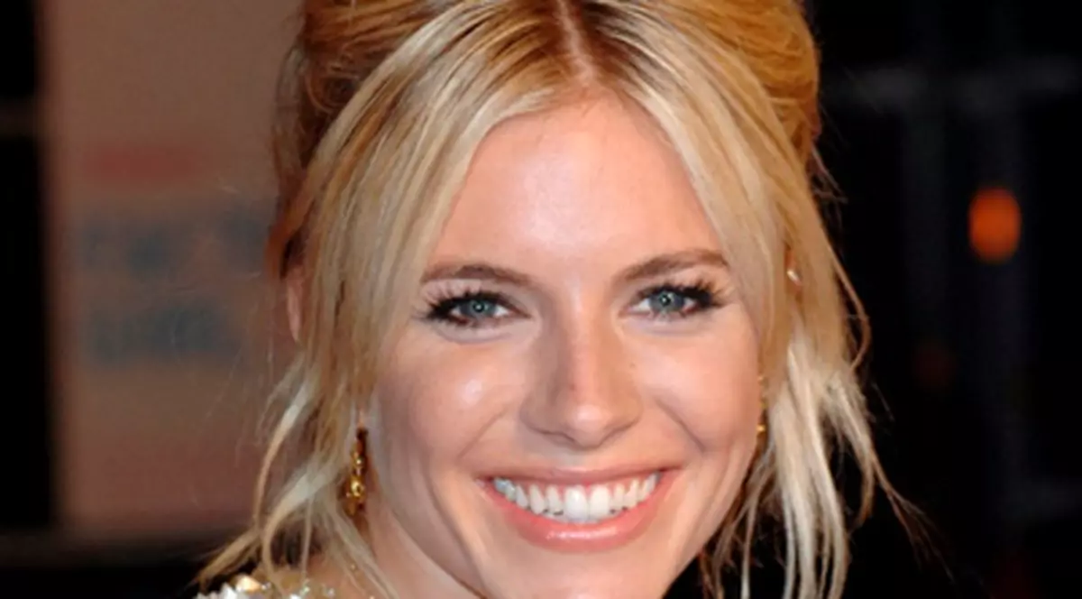 Sienna Miller este prea "dinţoasă" 