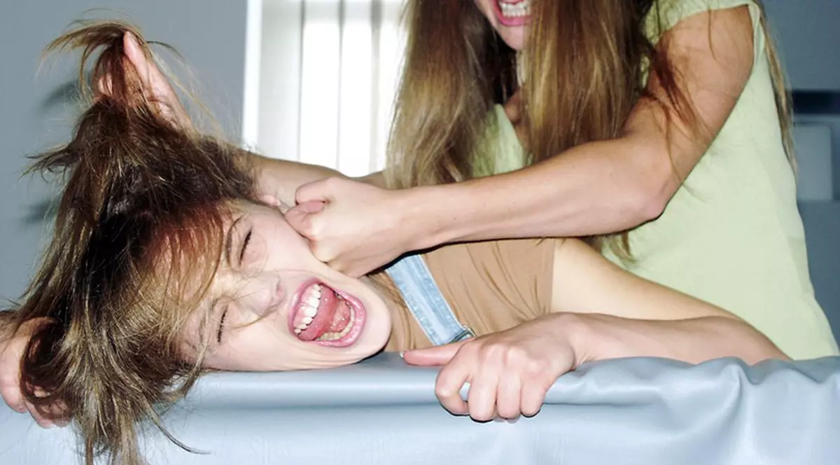 Şi-a filmat fiica lovind o altă tânără