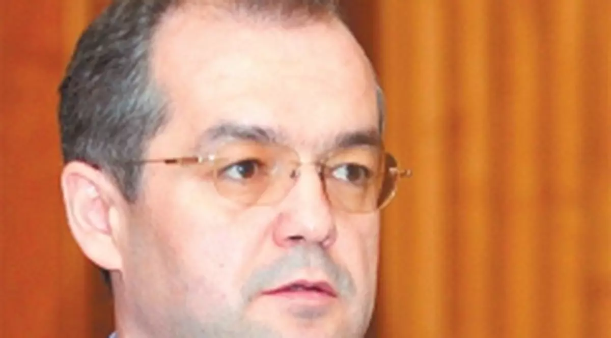 Boc o dă pe cântece: "Puşca şi cureaua lată, ce sporuri aveaţi odată!"