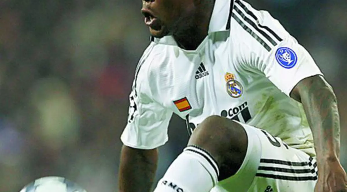 Drenthe lasă fotbalul pentru muzică. Se face rapper