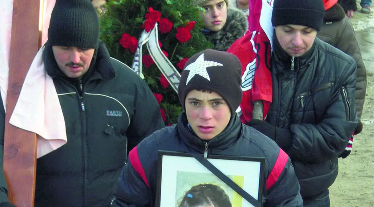 Sicriul fetei de 13 ani care s-a sinucis din dragoste, plimbat prin tot satul