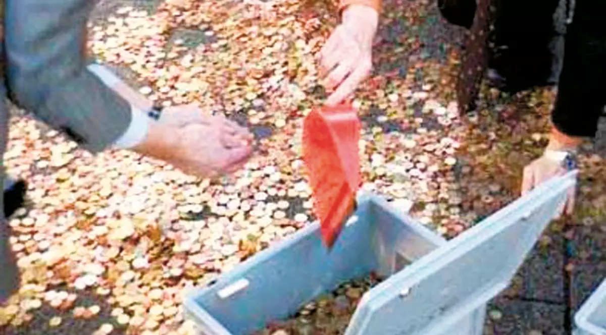 Au adunat banii cu făraşul!