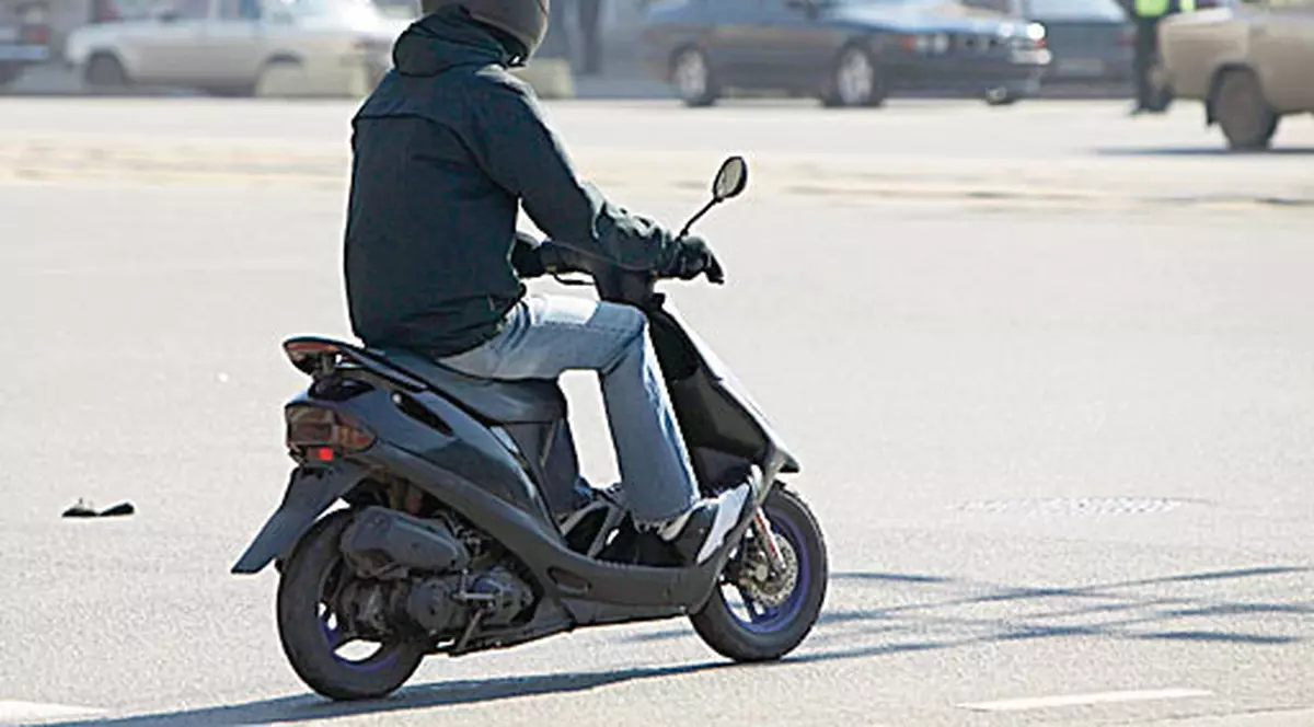 Jefuiau în timp ce mergeau cu scuterul