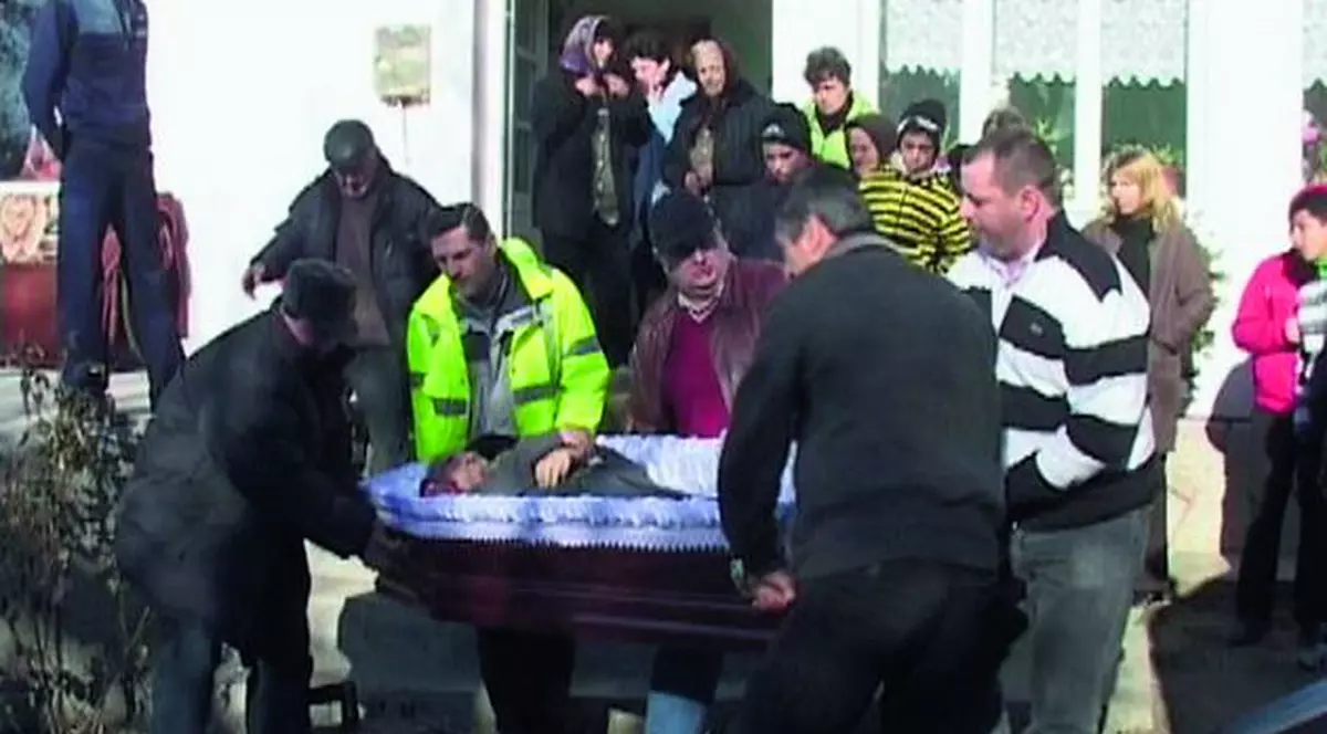 Poliţiştii au luat mortul de la priveghi şi l-au dus la autopsie