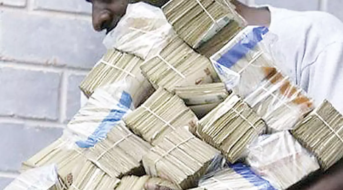 Zimbabwe emite bancnota de... 100.000.000.000.000 $