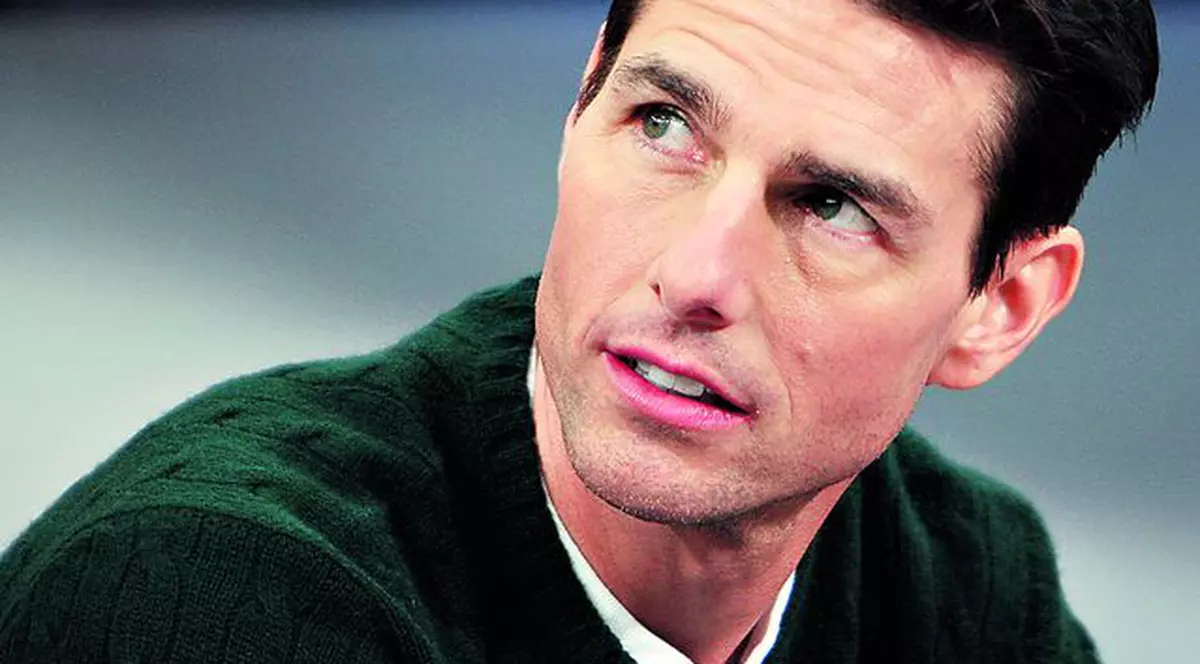 Tom Cruise se închină la extratereştri
