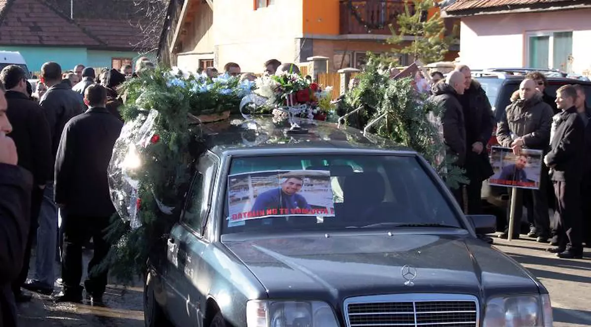 Adunare de interlopi la înmormântare