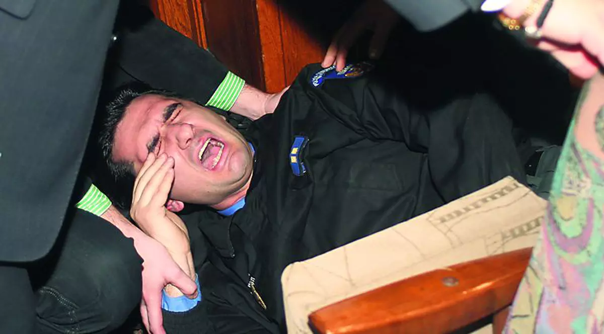 Gardianul a fost călcat în picioare