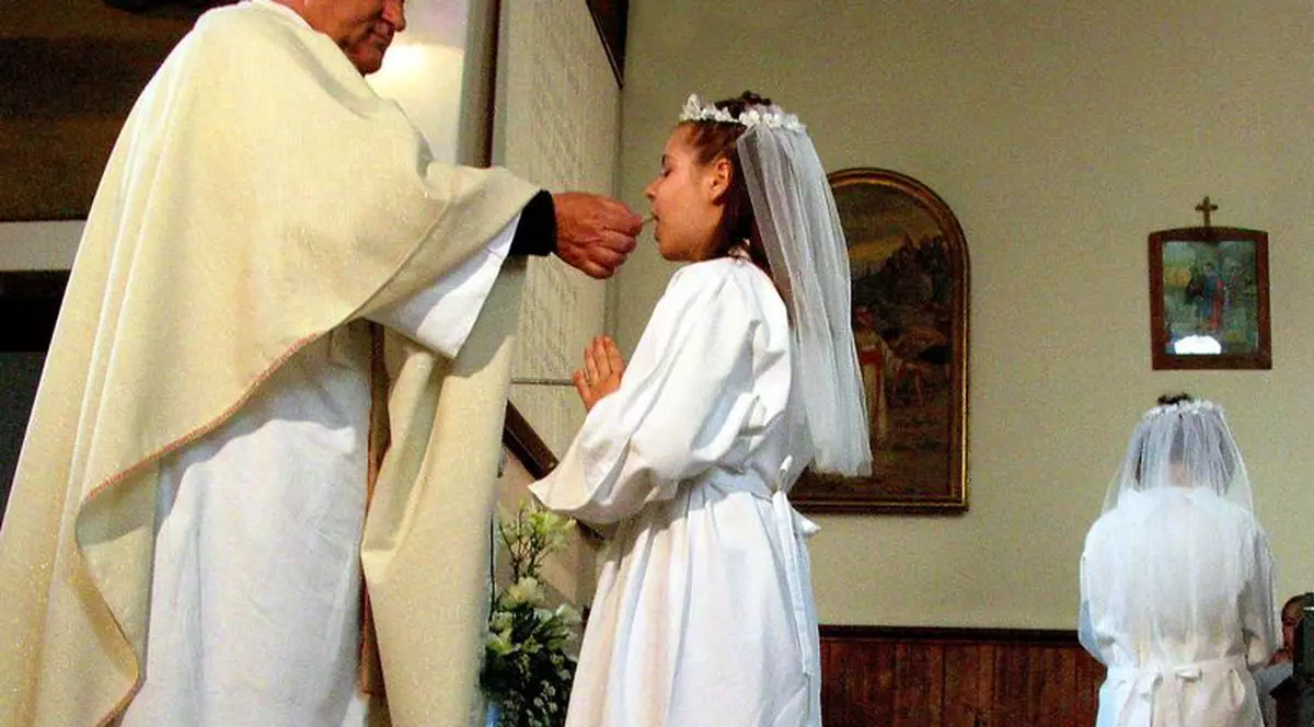 Un preot le dă bani părinţilor care aleg nume tradiţionale pentru copiii lor