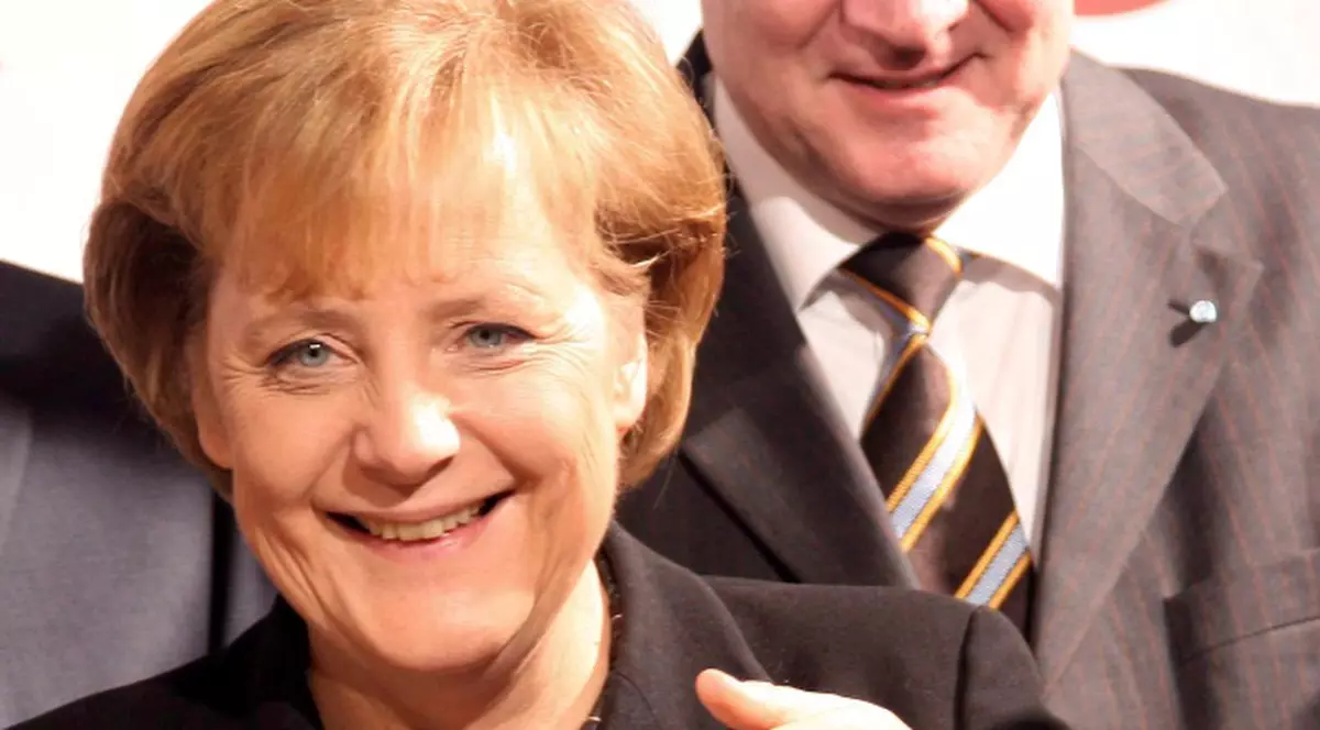 Păpuşica Angela Merkel, lansată pe piaţă