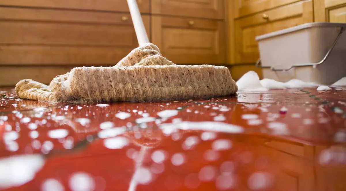 Reclamată la Poliţie pentru că îşi punea fiul să se spele şi să facă ordine