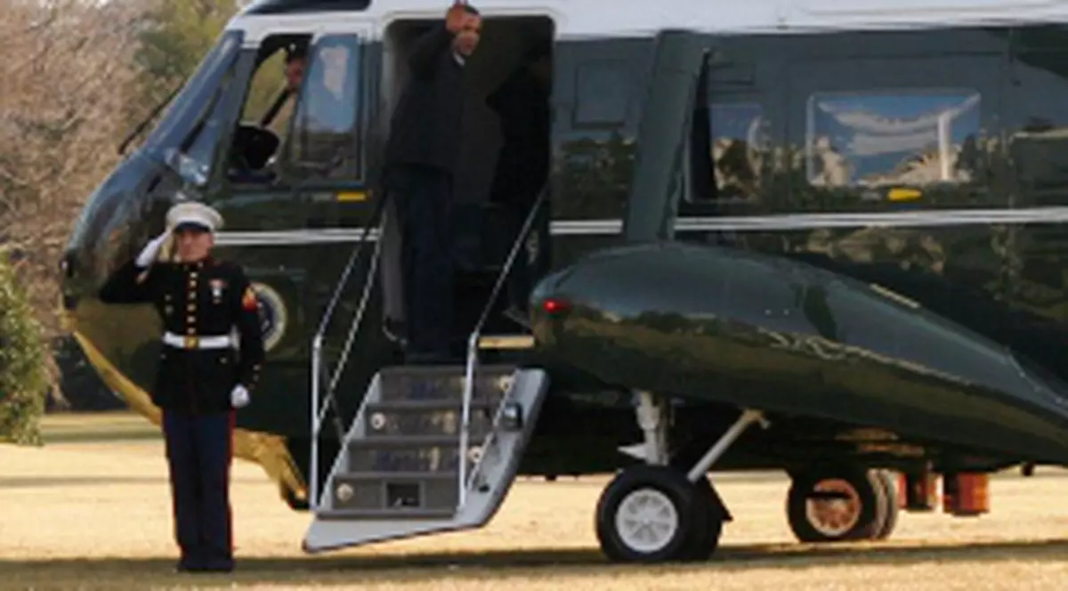 VIDEO: Obama a dat cu capul de pragul uşii elicopterului prezidenţial