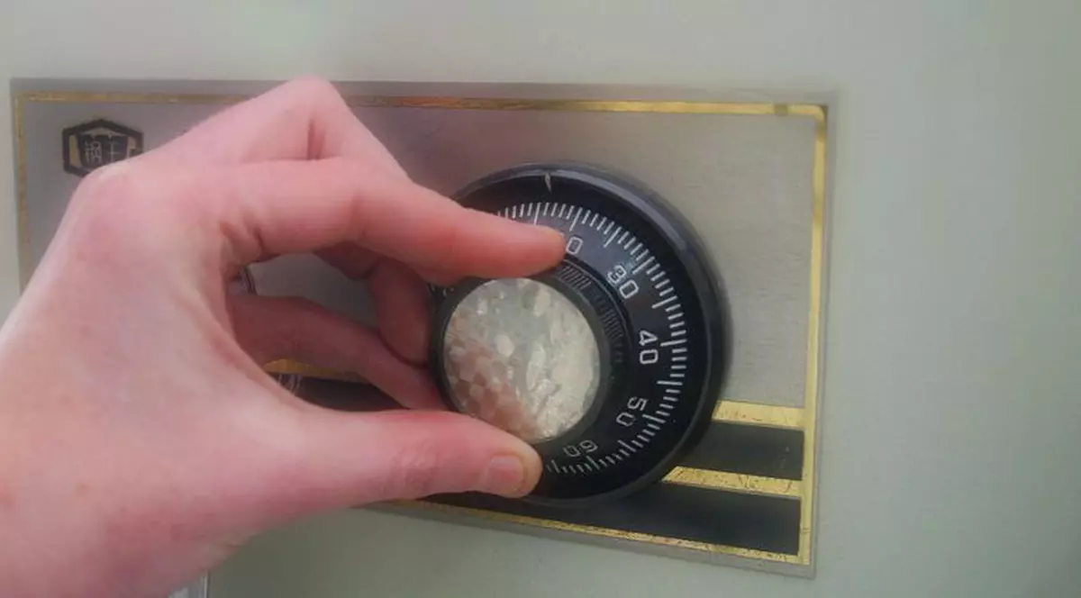 Au furat seiful unei primării după ce l-au bătut şi legat pe paznic