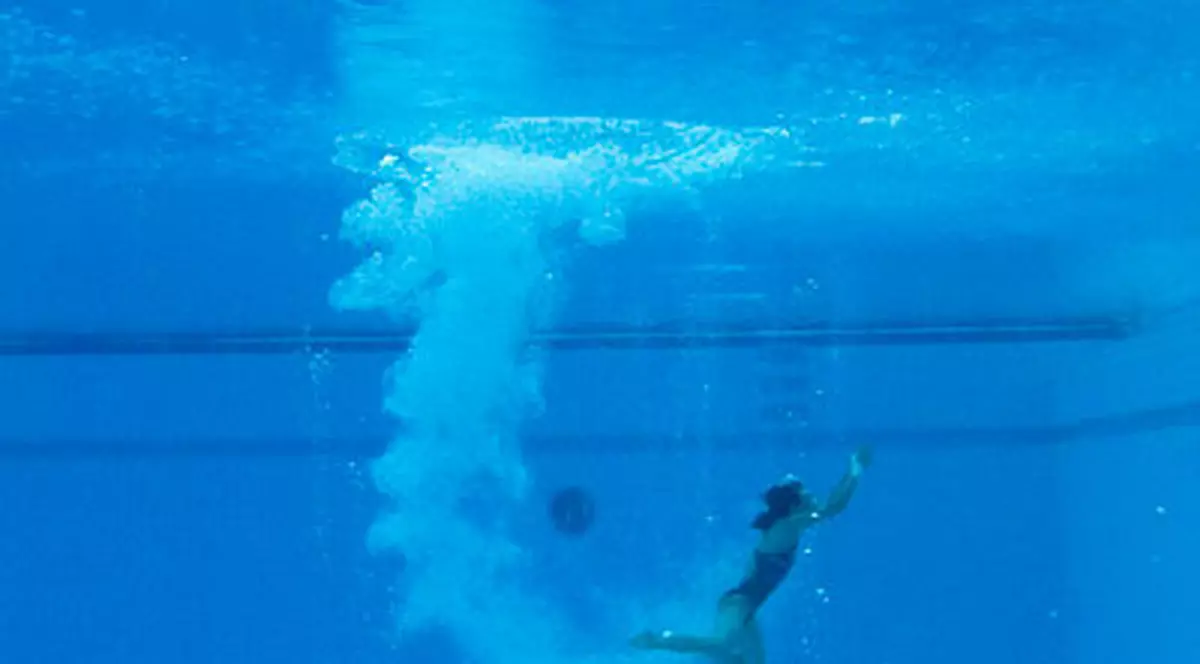 O fetiţă a supravieţuit aproape 20 de minute sub apă