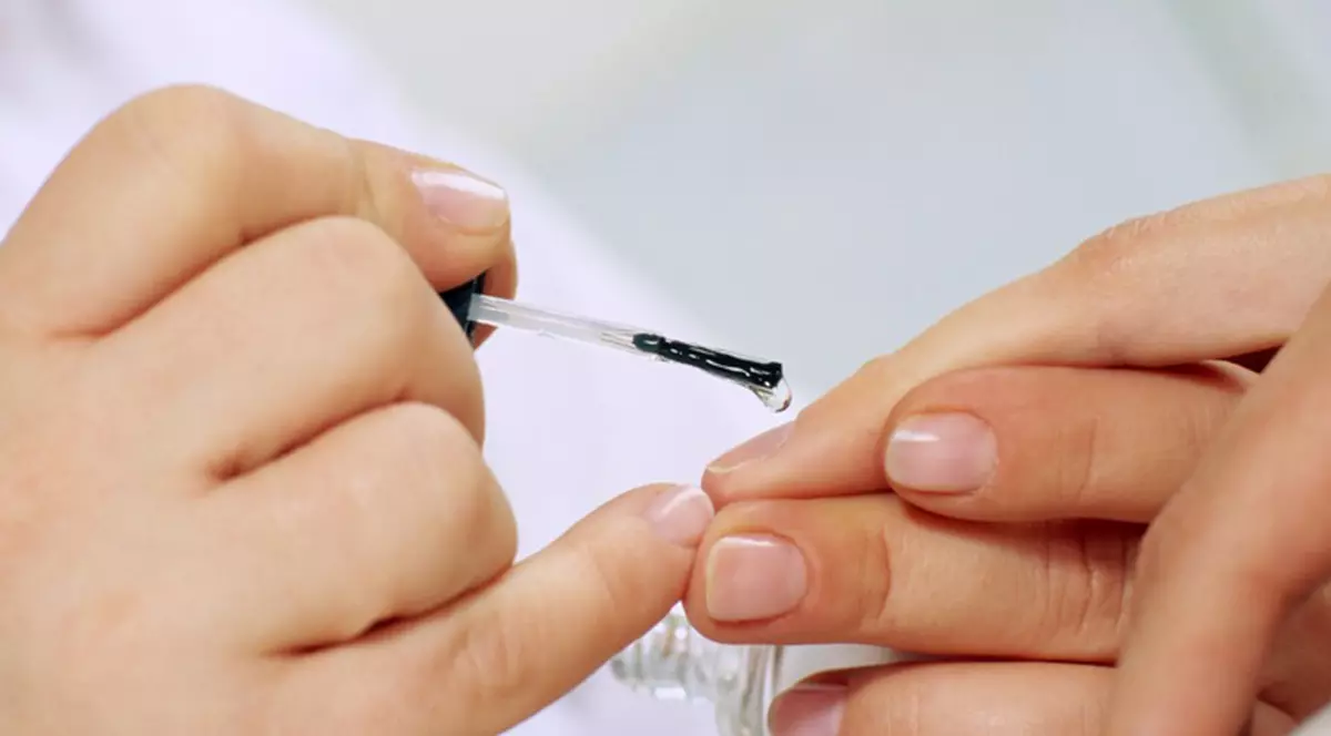 Cele mai lungi unghii din lume, rupte într-un accident de maşină