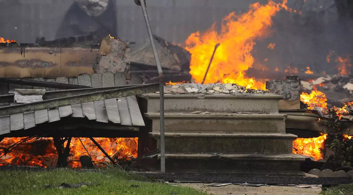 Şi-a dat foc la casă după ce a confundat frigiderul cu şemineul