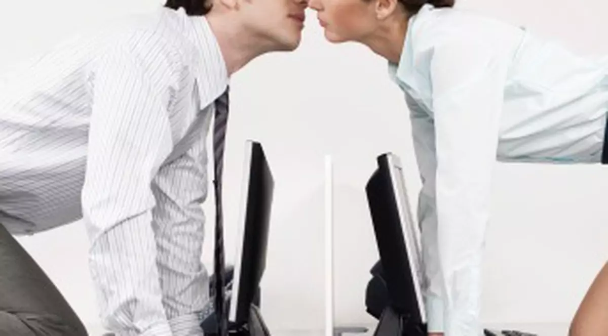 La primul sărut, bărbaţii testează fertilitatea unei femei