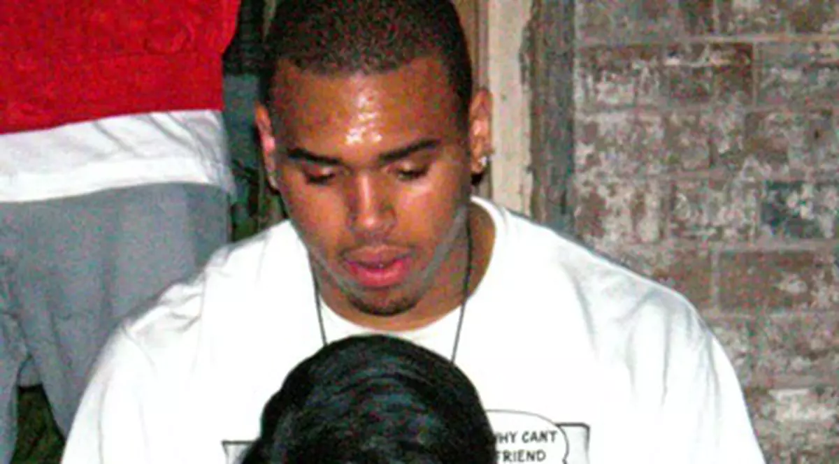 Chris Brown îşi pune "cenuşă în cap"